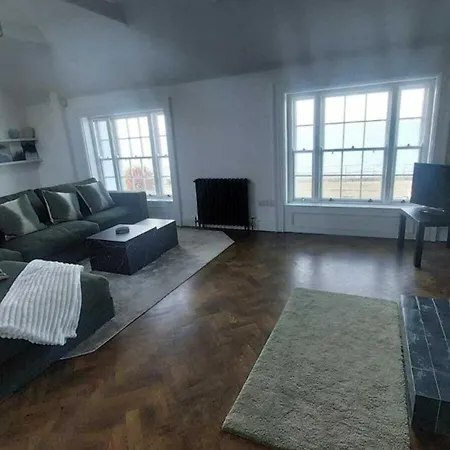 Stunning Unique & Elegantly Refurbed Seafront 2bd بيت للعطل دبلن