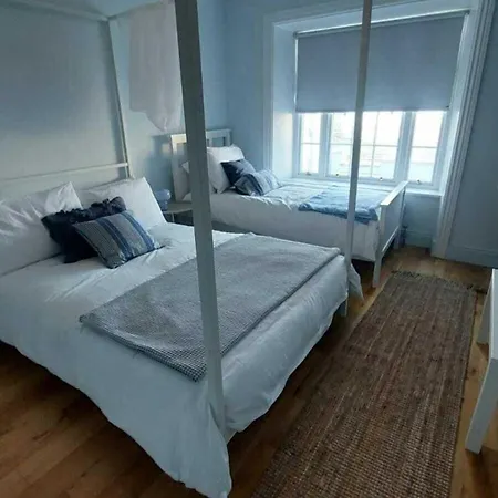 Stunning Unique & Elegantly Refurbed Seafront 2bd بيت للعطل دبلن