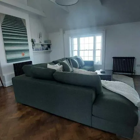 Stunning Unique & Elegantly Refurbed Seafront 2bd * دبلن