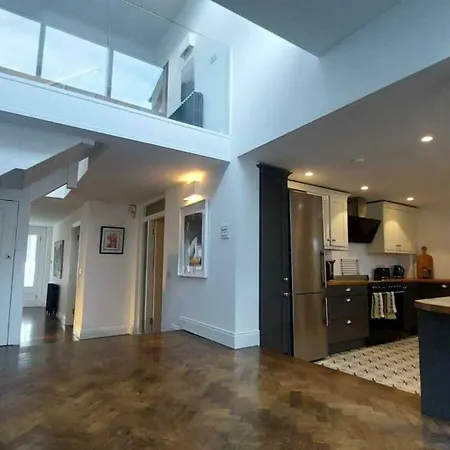 Stunning Unique & Elegantly Refurbed Seafront 2bd Dublín