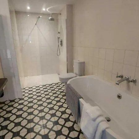 Stunning Unique & Elegantly Refurbed Seafront 2bd * Dublín