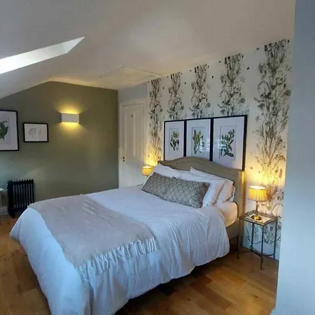 Stunning Unique & Elegantly Refurbed Seafront 2bd بيت للعطل *