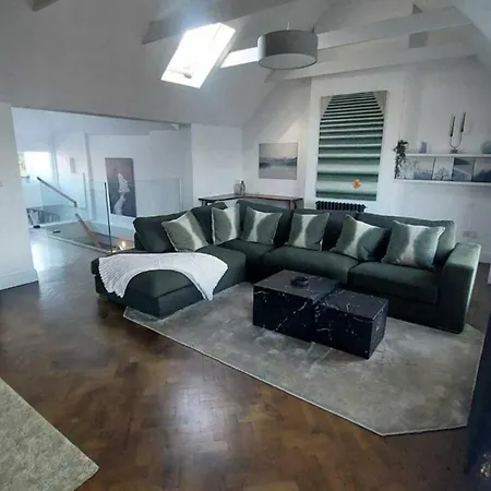Stunning Unique & Elegantly Refurbed Seafront 2bd بيت للعطل