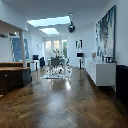 Stunning Unique & Elegantly Refurbed Seafront 2bd Nyaraló